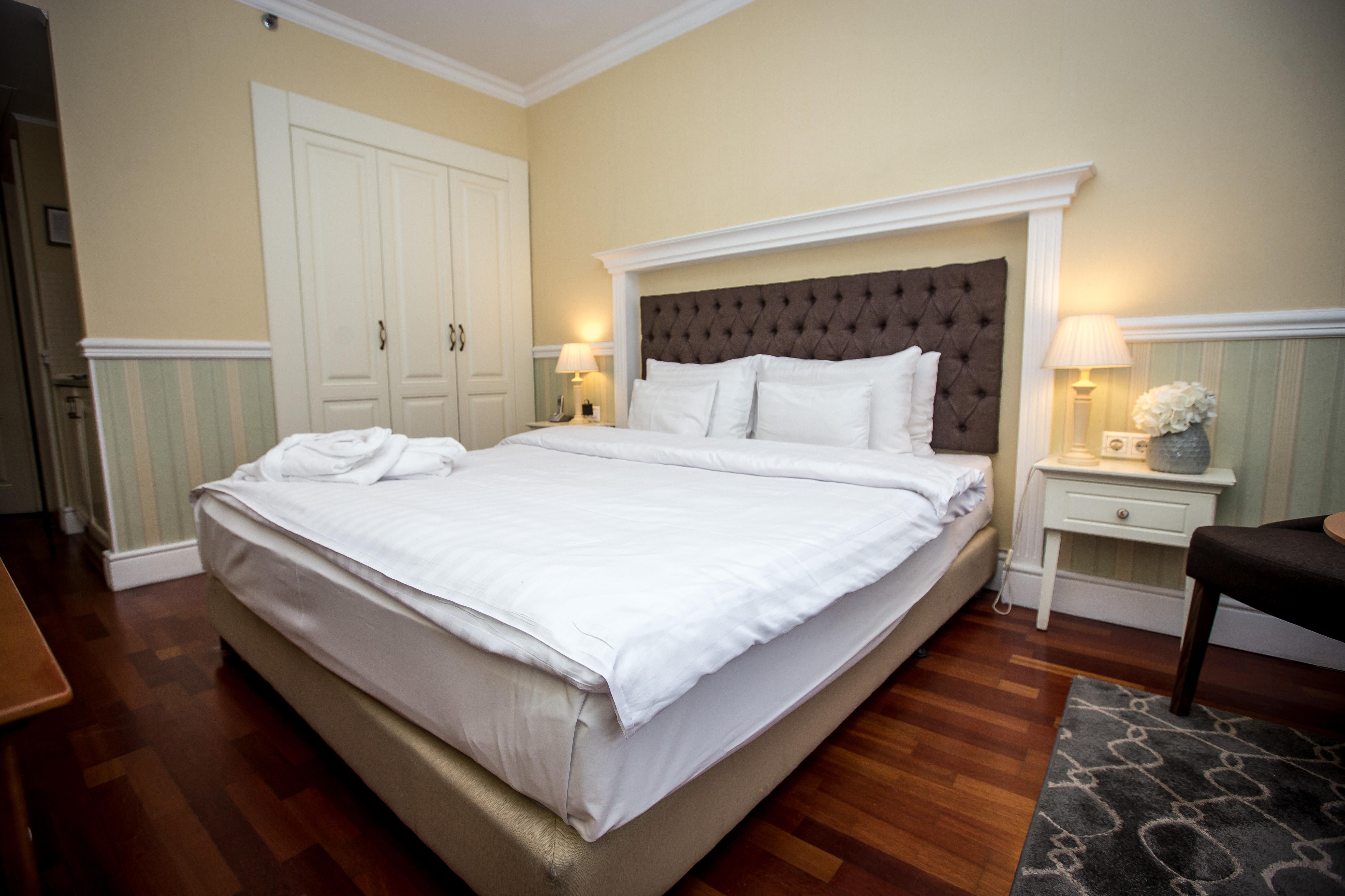 Queen'S Court Hotel & Residence — Photos 2